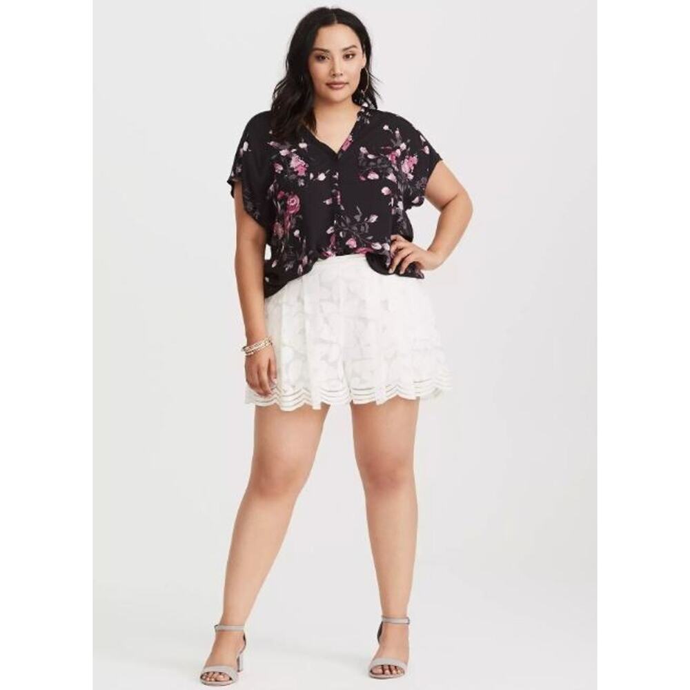 Torrid Women Shorts Size 1 PLUS 1X White Floral Overlay Lace Elastic Waist Skort